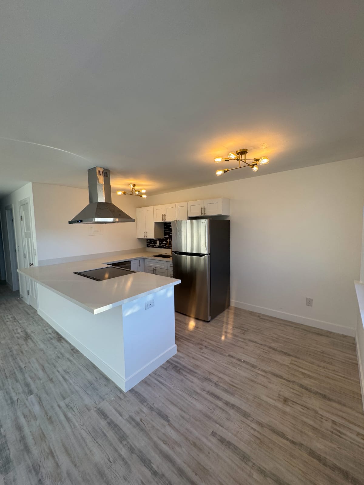Spacious kitchen island with contemporary design